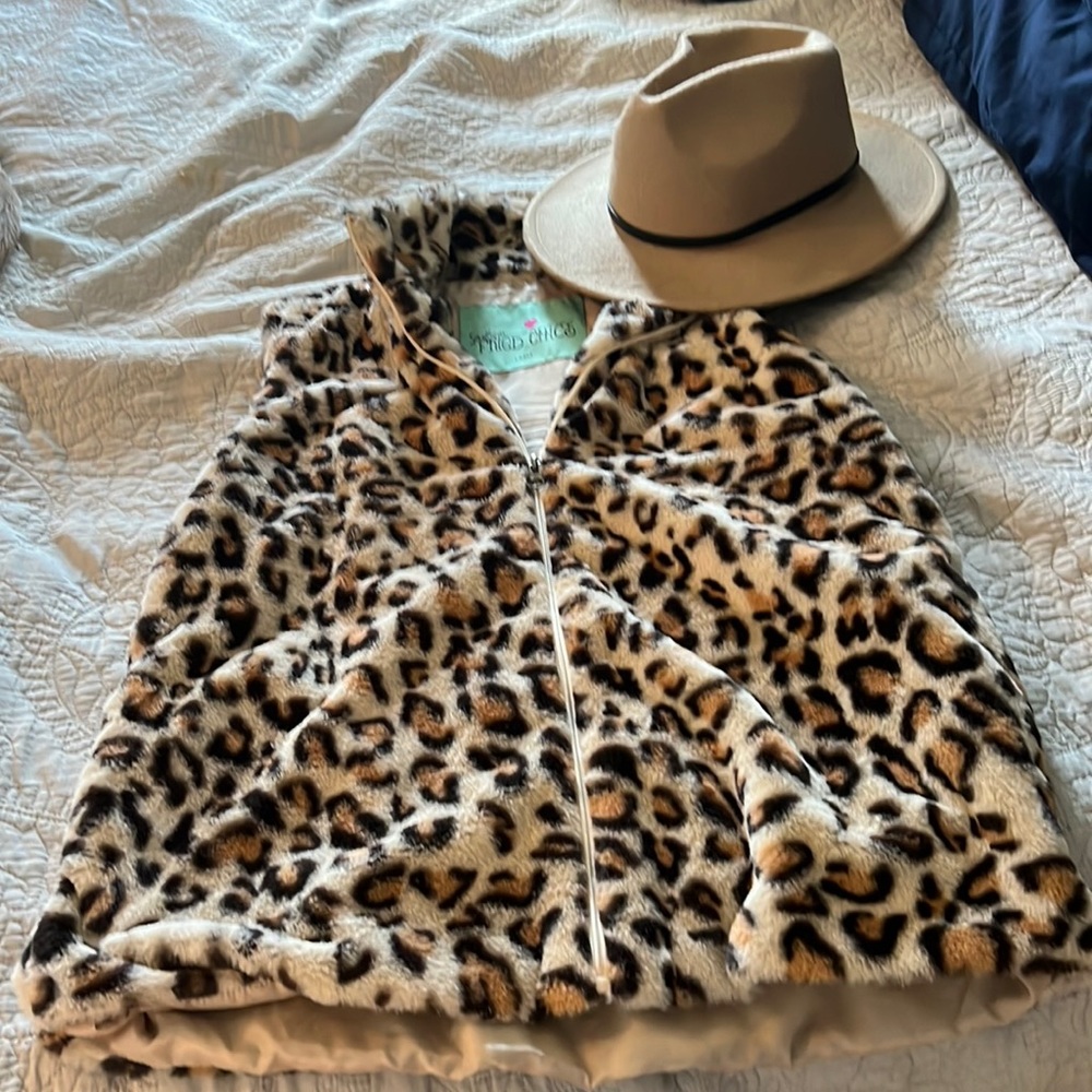 Leopard print, fur vest.  Great for fall!!! Brand new!